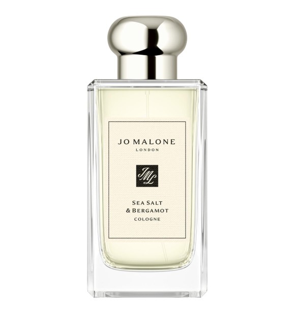 Plunge into the exhilarating surf of the Celtic Sea. Immersed in the wild waters, every wave carries a fresh minerality. Joining a burst of bergamot, driftwood anchors this sea-salt fresh scent. Experience the untamed beauty of the British coast.
