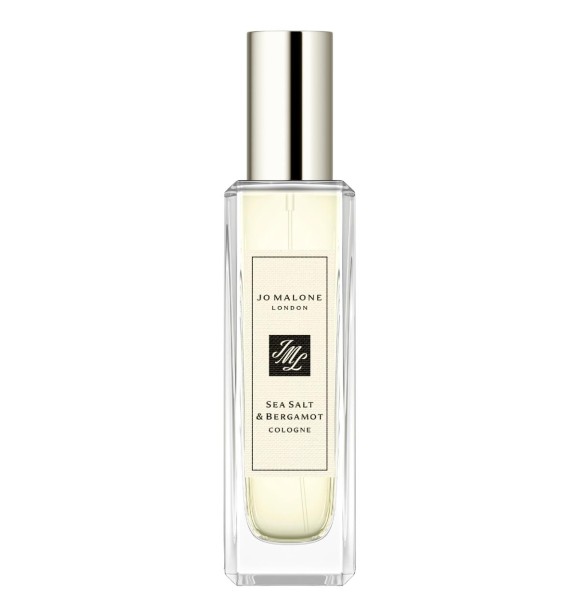 Plunge into the exhilarating surf of the Celtic Sea. Immersed in the wild waters, every wave carries a fresh minerality. Joining a burst of bergamot, driftwood anchors this sea-salt fresh scent. Experience the untamed beauty of the British coast.
