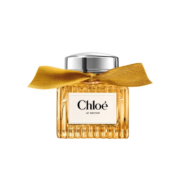 Chloé Le Nectar opens with the sparkling freshness of bergamot, then reveals its heart: an opulent flower accord where neroli essential oil, orange blossom absolute and rose absolute intertwine in radiant harmony. As it settles,
 the base unveils an over