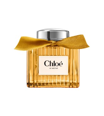 Chloé Le Nectar opens with the sparkling freshness of bergamot, then reveals its heart: an opulent flower accord where neroli essential oil, orange blossom absolute and rose absolute intertwine in radiant harmony. As it settles,
 the base unveils an over
