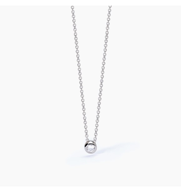 Gargantilla de plata 925 rodiada con cadena forzatina de 1,
15 mm, colgante con circonita blanca 3 mm, largo regulable de 39 a 43 cm.