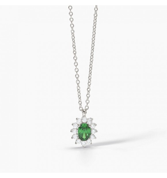 Gargantilla de plata 925 rodiada con cadena forzatina de 1,
5 mm, esmeralda sintética talla ovalada de 5x7 mm y circonitas blancas 2 mm, largo regulable de 40 a 45 cm